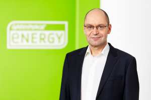 Marcel Keiffenheim vor Greenpeace Energy Logo