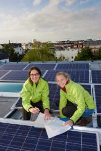 Carmen Fernandez Ruiz (Projektkoordinatorin) und Reenie Vietheer Projektingenieurin von Planet energy kontrollieren die Photovoltaik-Anlage auf dem Dach vom FRISE-Haus, Hamburg, Altona, 01.09.2016 Foto / ©: Sabine Vielmo