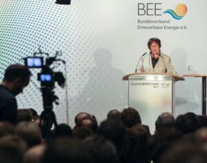 Ministerin Zypries bei der Verkündung der Einigung zum Mieterstrom beim Neujahrsempfang des Bundesverbandes Erneuerbare Energie.