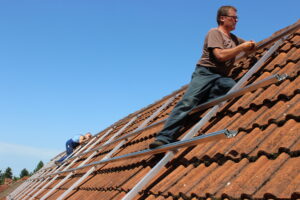 Steffen Kapelle und Frank Lehmann montieren Halterungen für die Solarmodule auf dem Dach von Günter Jurischka und Steffen Kapelle in Proschim.