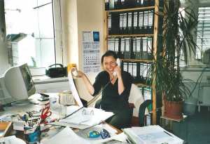 Cornelia Steinecke in einem Büro beim Telefonieren.