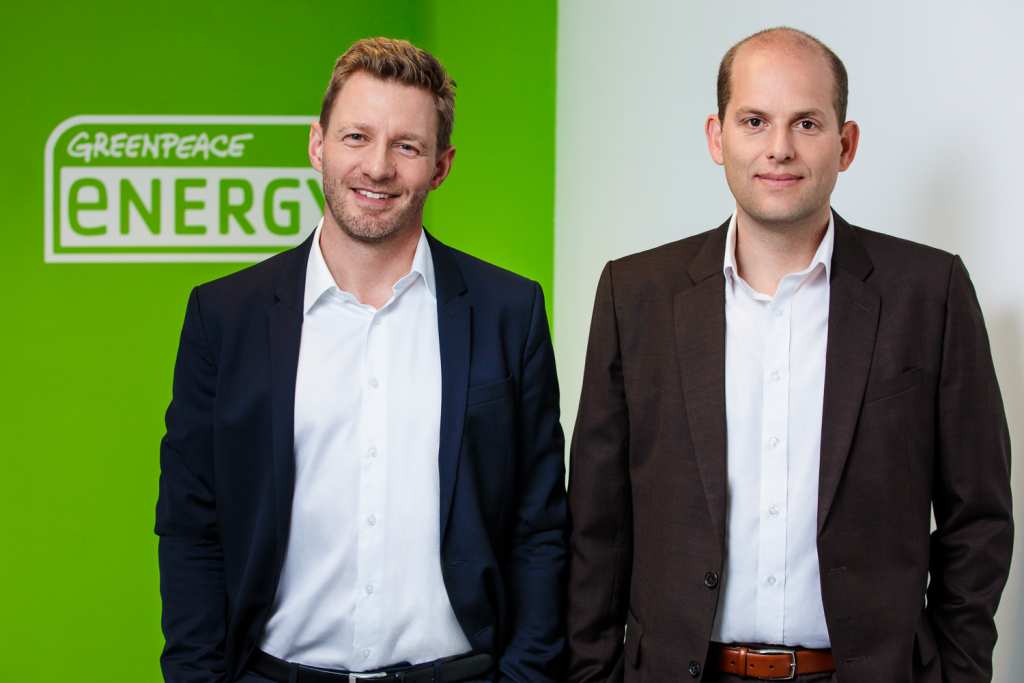 Nils Müller und Sönke Tangermann vor dem Greenpeace Energy Logo