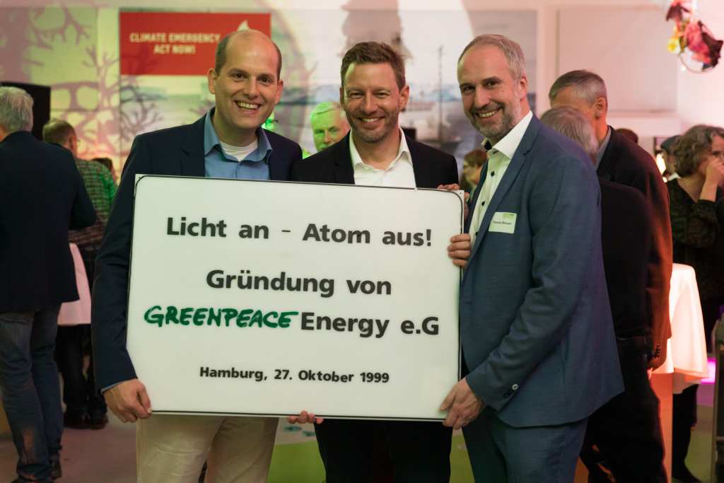 Die Vorstände Sönke Tangermann und Nils Müller mit Thomas Breuer, Aufsichtsratsvorsitzender der Energiegenossenschaft.
