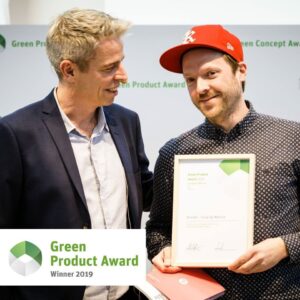 Mattias Weser (rechts) empfängt den Green Product Award.