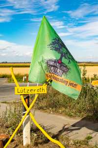 Grünes Transparent mit der Aufschrift "Hambacher Forst bleibt! Kohleausstieg jetzt!".