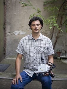 Marcus Vietzke, Solar-Aktivist von indielux, mit dem patentierten„ready2plugin“-System in der Hand.