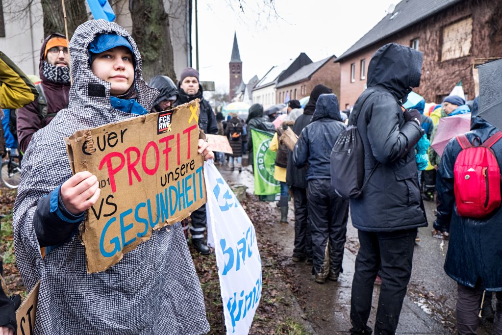 Eine Gruppe Demonstrant:innen bei der Großdemo für den Erhalt von Lützerath am 14. Januar.