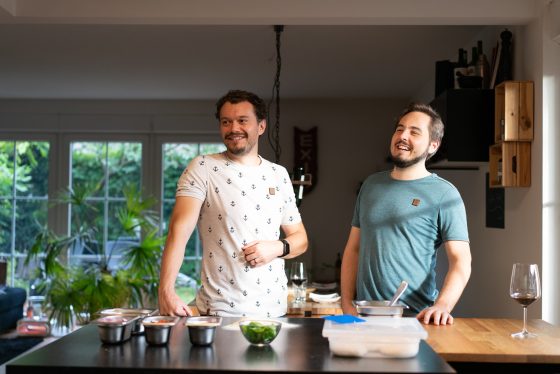 zwei-männer-in-der-küche
